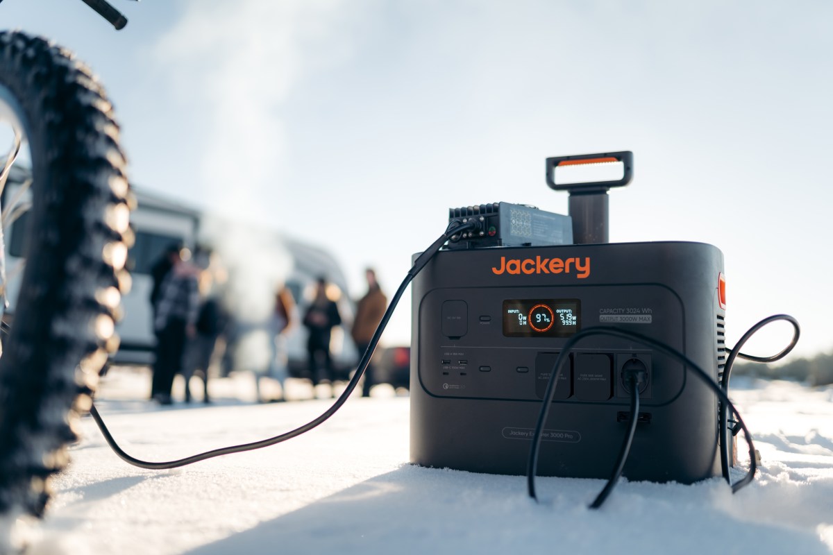 Die Jackery E3000 Pro steht im Schnee. Es ist ein Fahrrad und im Hintergrund Menschen erkennbar.