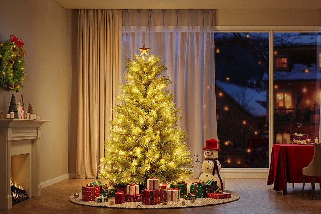 Geschmückter Weihnachtsbaum mit Geschenken