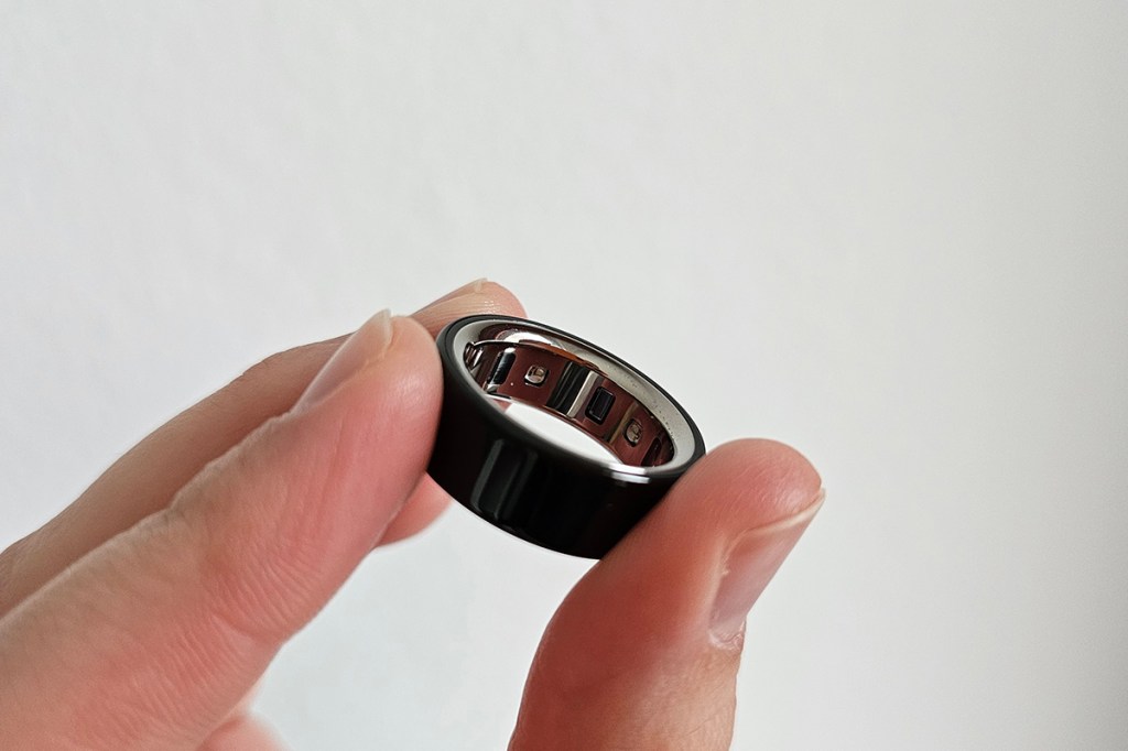 Finger halten den Oura Ring 4