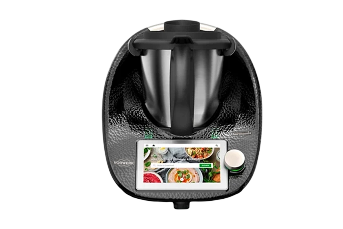 Der Thermomix TM6 in der Black Edition auf weißem Hintergrund.