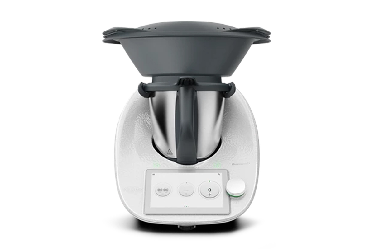 Der Thermomix TM6 von Vorwerk in der Snow Edition mit Varoma-Aufsatz.