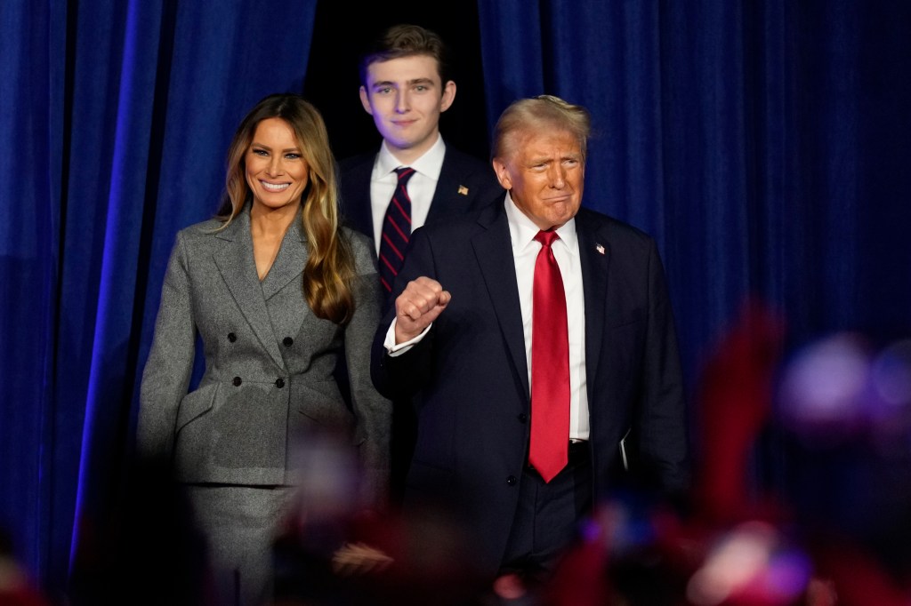 Der designierte US-Präsident Donald Trump, zusammen mit Melania Trump und Barron Trump (hinten), spricht am Mittwoch, 6. November 2024, auf einer Wahlparty in West Palm Beach, Florida.