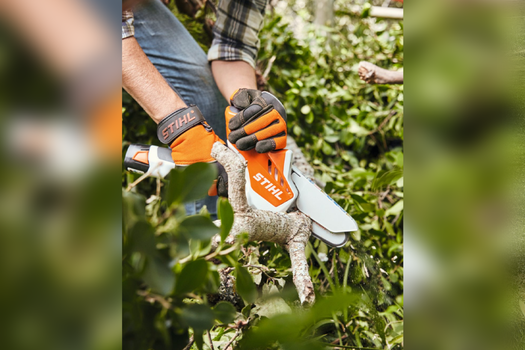 Eine Stihl Mini-Kettensäge im Einsatz.