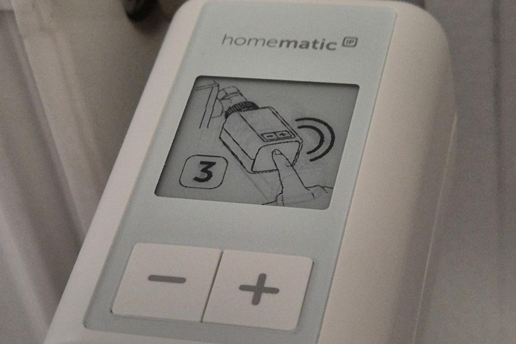 Das Homematic IP Heizkörperthermostat Flex mit der Bedienungsanleitung.