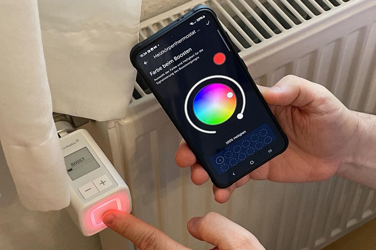 Das Heizkörperthermostat Flex von Homematic IP mit der dazugehörigen App auf dem Smartphone.