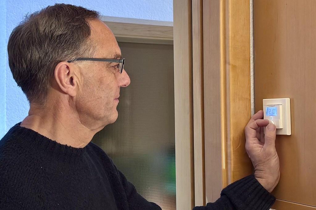 Lesertester Manfred Strecker mit dem Wandthermostat von Homematic IP.