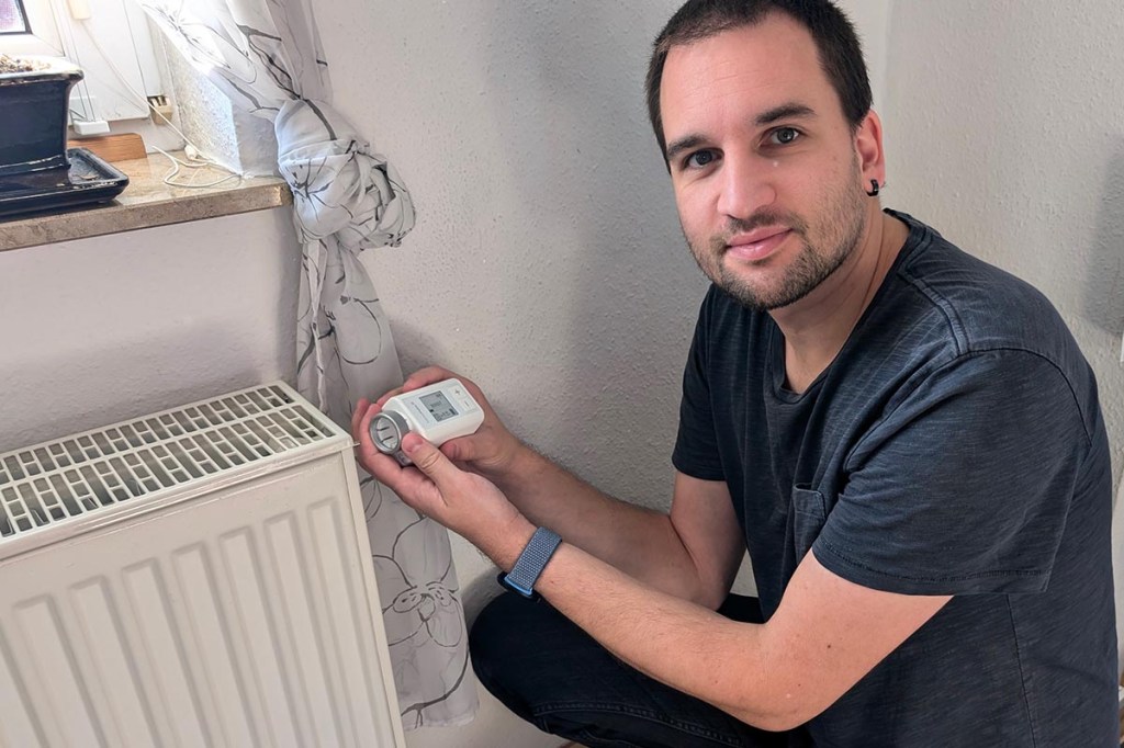 Leser Stefan Tausch am Heizkörperthermostat Flex.