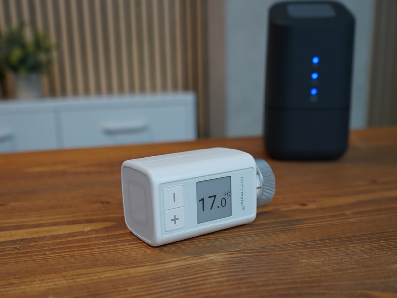 Thermostat mit Kontrollstation im Hintergrund