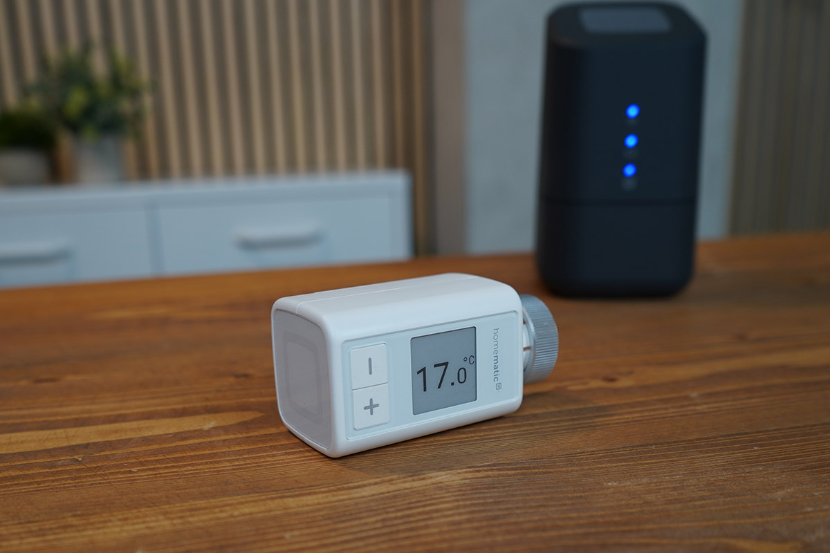 Thermostat mit Kontrollstation im Hintergrund