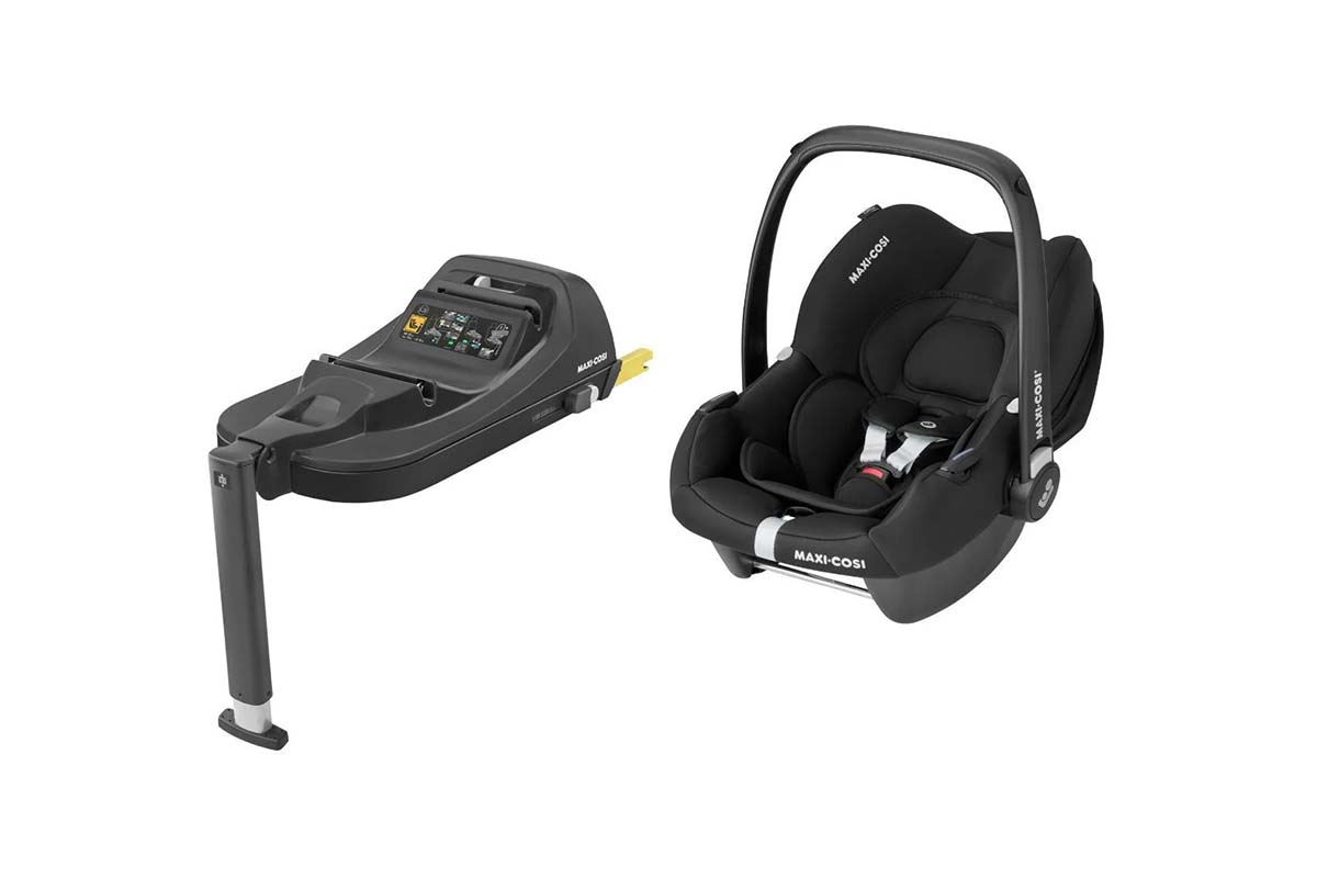 Productshot Babyschale für Auto, daneben Halterungsstation mit Isofix