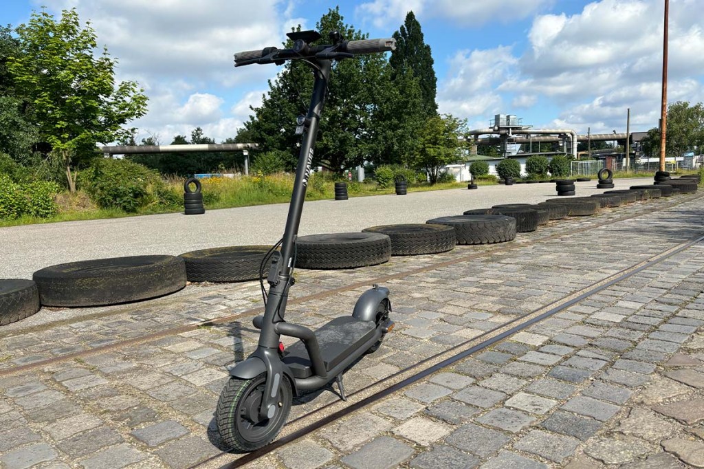 E-Scooter auf einer Kopfsteinpflaster-Straße stehend