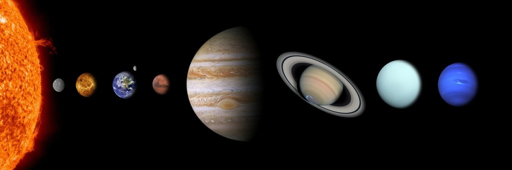 Die Planeten des Sonnensystems in einer Grafik hintereinander aufgereiht.