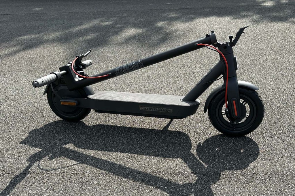 Nahaufnahme zusammengeklappter E-Scooter auf einer Straße stehend