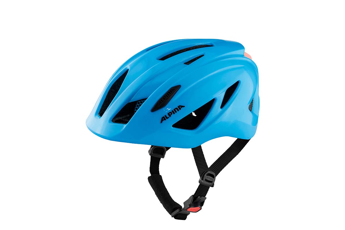 Blauer Fahrradhelm auf weißem Grund