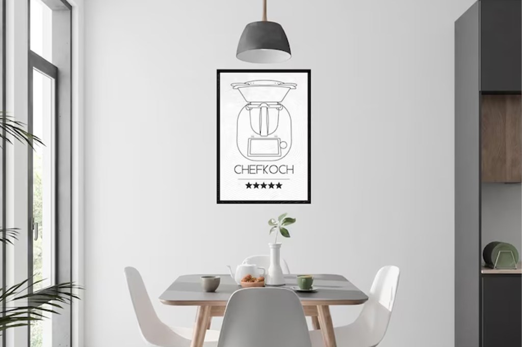 Ein Wohnzimmer mit Esstisch. An der Wand hängt ein Poster mit Silhouette des Thermomix TM6.