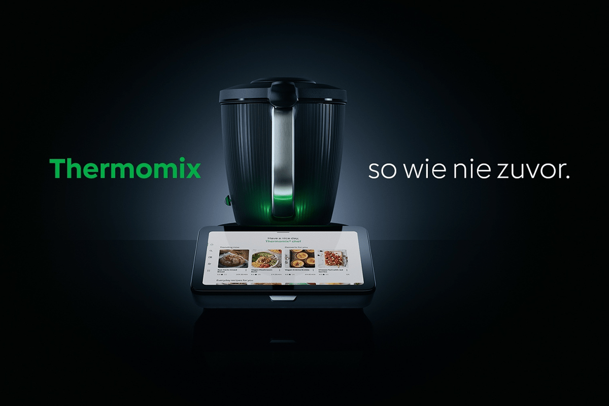 Der Thermomix TM7 vor schwarzem Hintergrund.