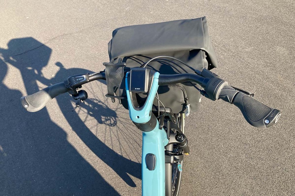 Blick aus Fahrersicht auf den Lenker eines E-Bikes