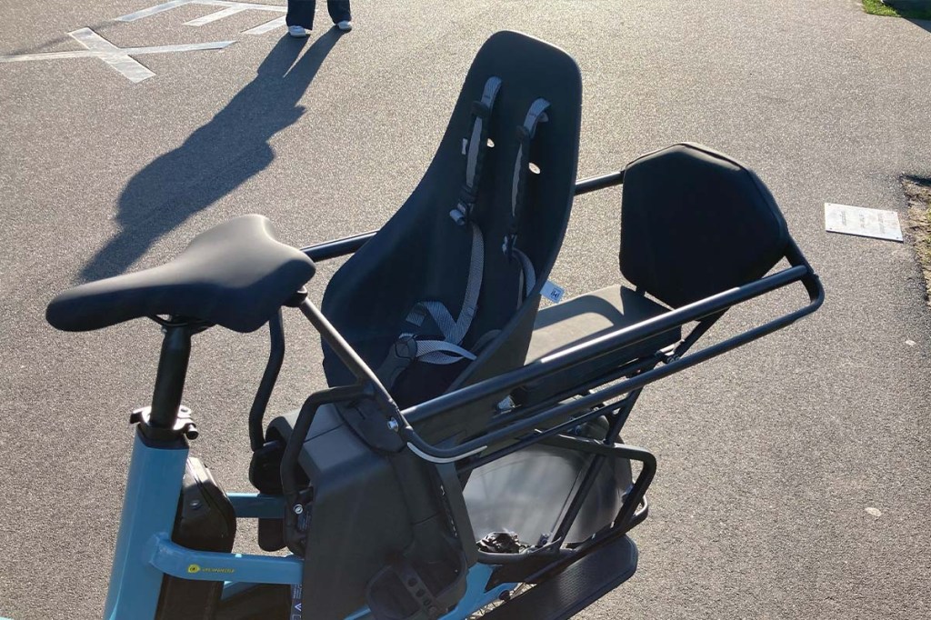 Nahaufnahme Kindersitze bei einem E-Bike