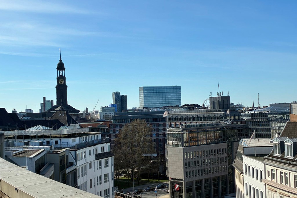 Blick über die Dächer von Hamburg bei Sonnenschein.