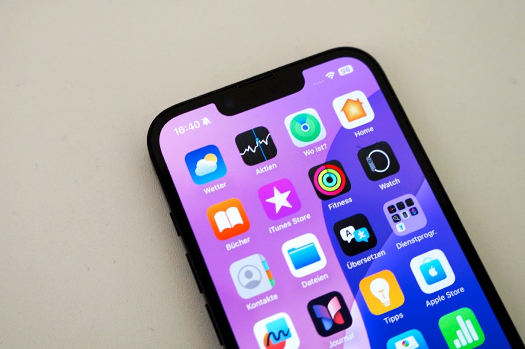 Detailaufnahme des Bildschirms des iPhone 16e.